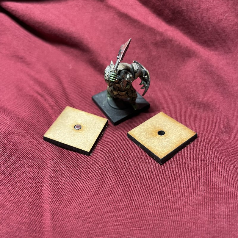 RSL Gaming AB | Fyrkantig  25mm MDF-bas med magnethål