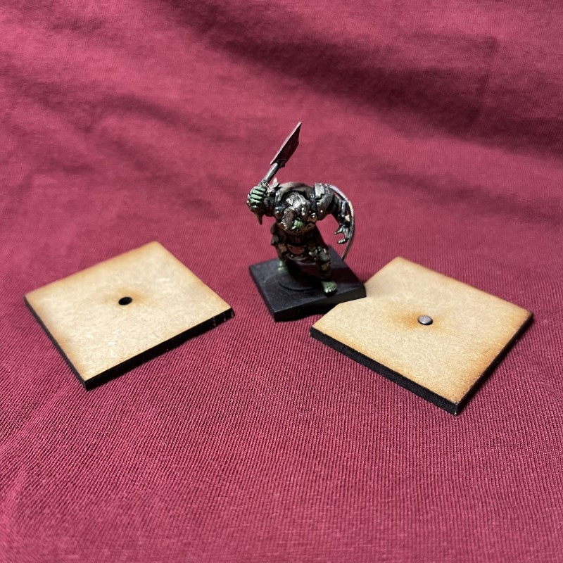 RSL Gaming AB | Fyrkantig 40mm MDF-bas med magnethål