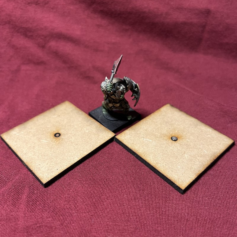 RSL Gaming AB | Fyrkantig 50mm MDF-bas med magnethål